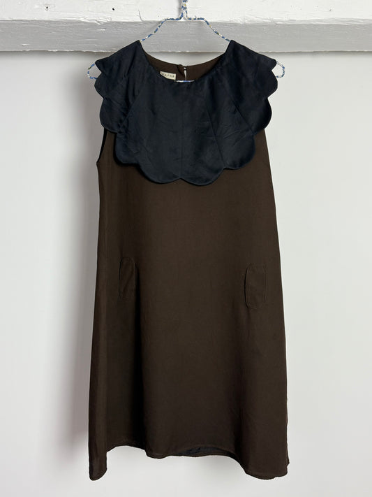 Vintage Wayne Sleeveless Silk Dress with Scalloped Collar and Minimalist Silhouette