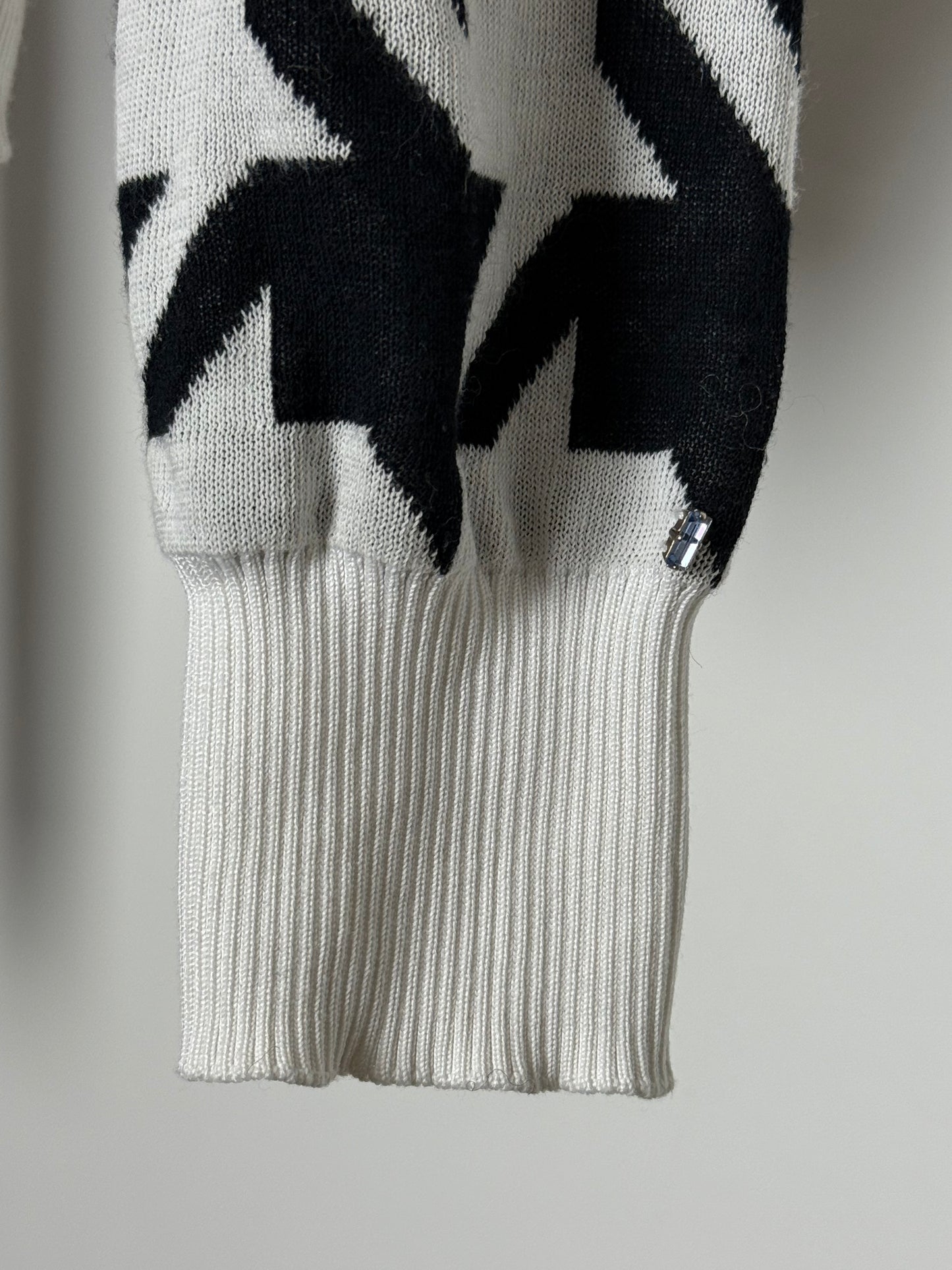 Vintage Sportmax Code Black and White Patterned Knit With Cropped Silhouette and Graphic Print