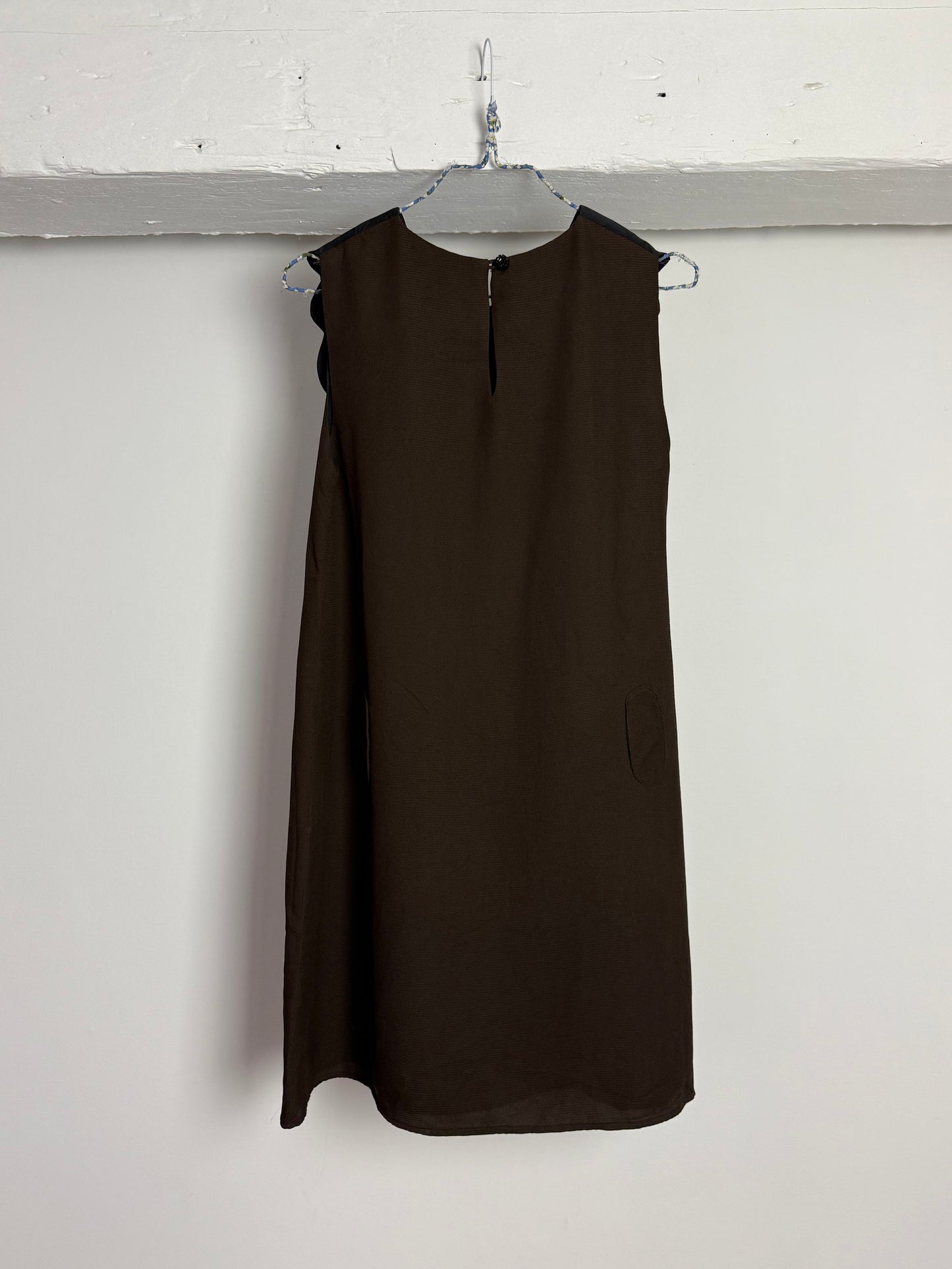 Vintage Wayne Sleeveless Silk Dress with Scalloped Collar and Minimalist Silhouette