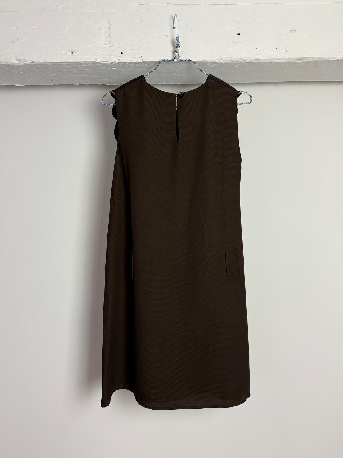 Vintage Wayne Sleeveless Silk Dress with Scalloped Collar and Minimalist Silhouette