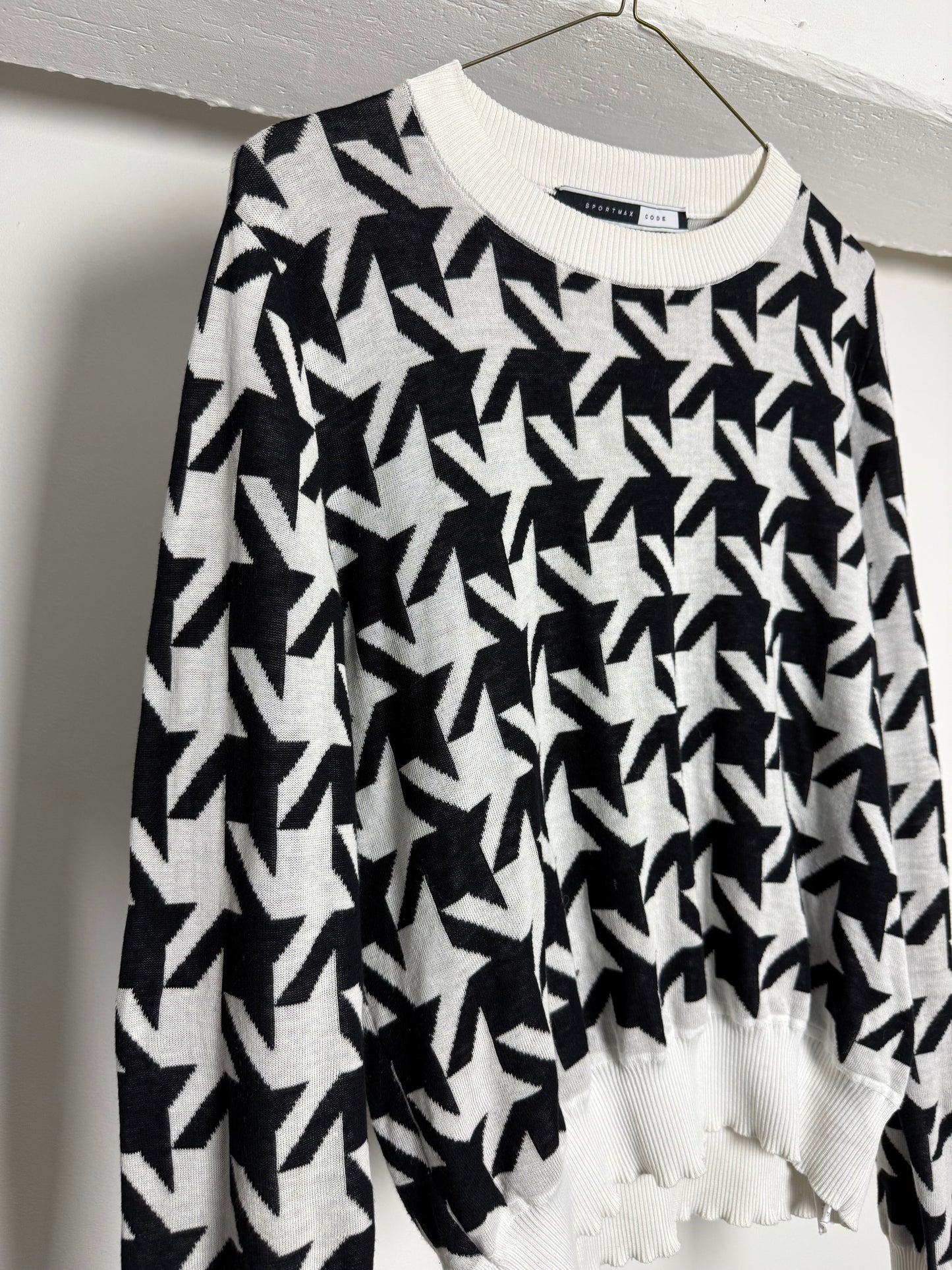 Vintage Sportmax Code Black and White Patterned Knit With Cropped Silhouette and Graphic Print