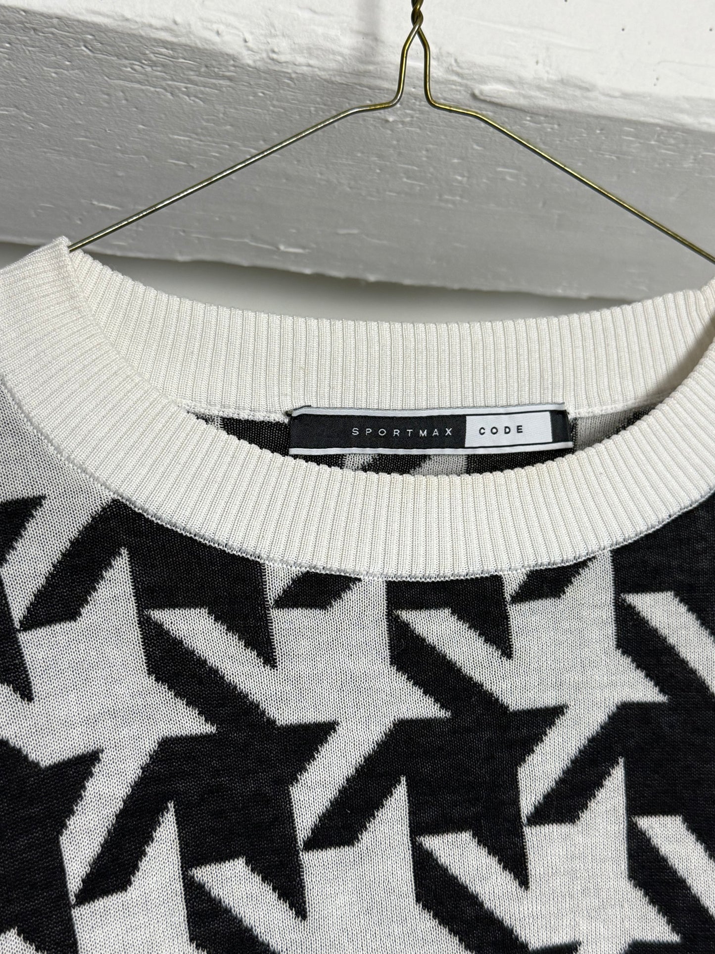 Vintage Sportmax Code Black and White Patterned Knit With Cropped Silhouette and Graphic Print