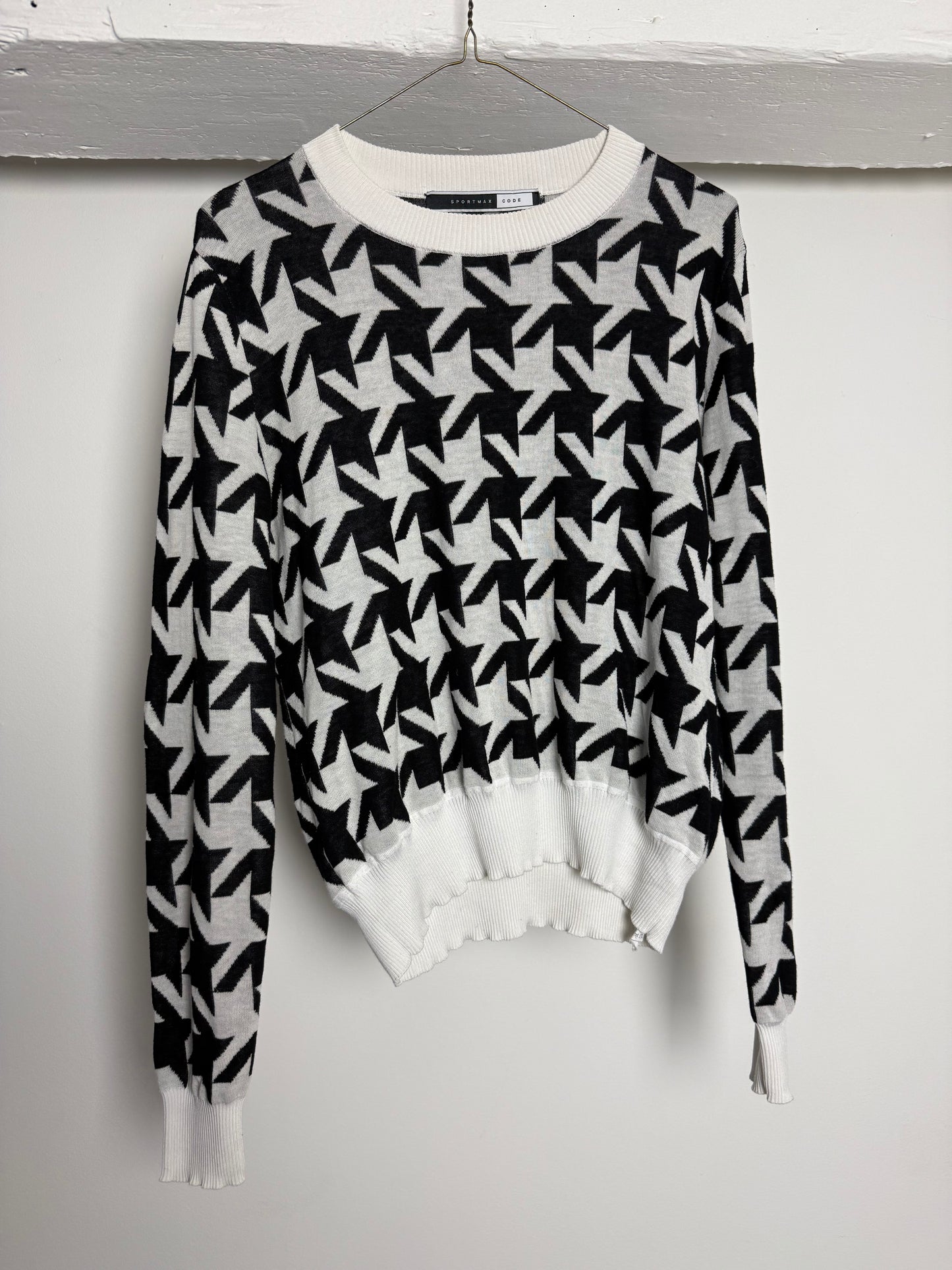 Vintage Sportmax Code Black and White Patterned Knit With Cropped Silhouette and Graphic Print
